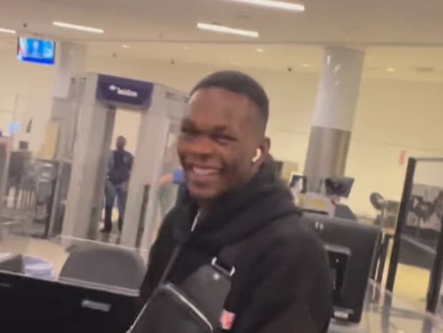 <p>Israel Adesanya filmed at the airport by rival Alex Pereira</p>