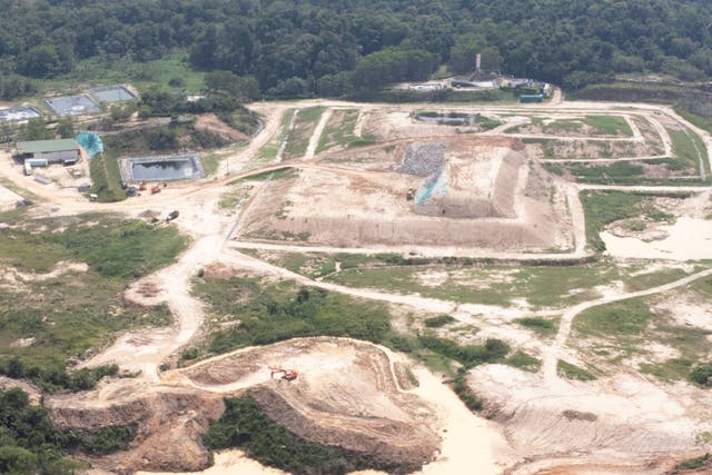 The Veolia-owned landfill site, with Patio Bonito village situated just next to it, near Barrancabermeja, Colombia (Global Witness)