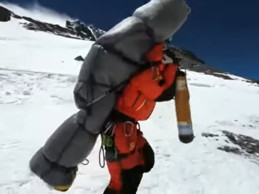 <p>A Nepali sherpa rescued a Malaysian climber from the ‘death zone’. Screengrab</p>