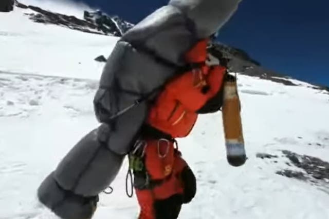<p>A Nepali sherpa rescued a Malaysian climber from the ‘death zone’. Screengrab</p>