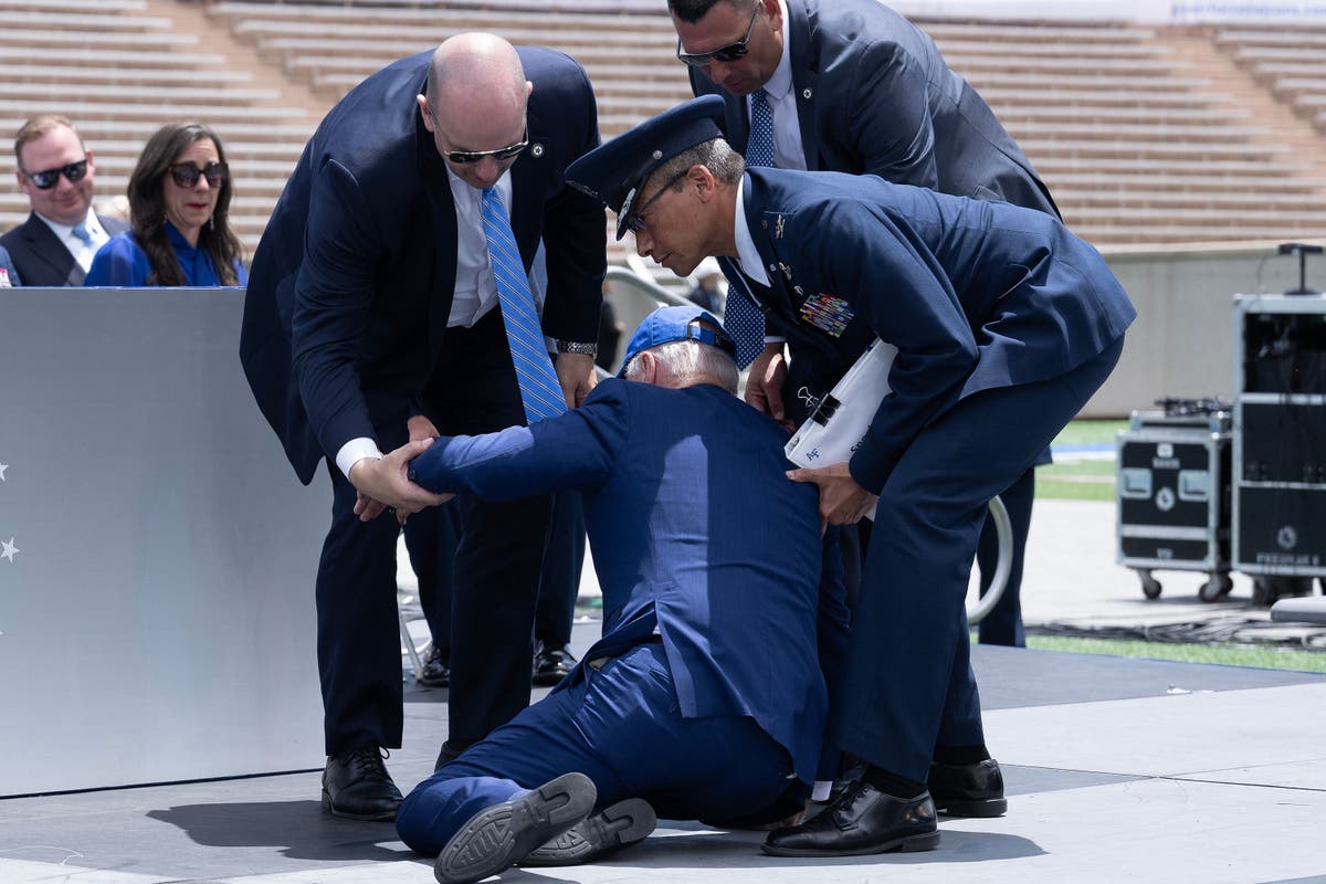 Joe Biden trébuche et tombe à la cérémonie de remise des diplômes de l’Air Force