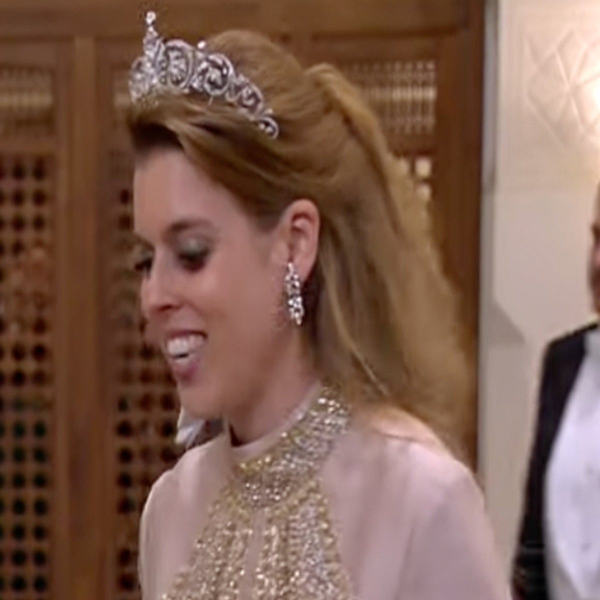 Vag taxa hvordan man bruger Princess Beatrice wears mother Sarah Ferguson's tiara to Jordan royal  wedding | The Independent