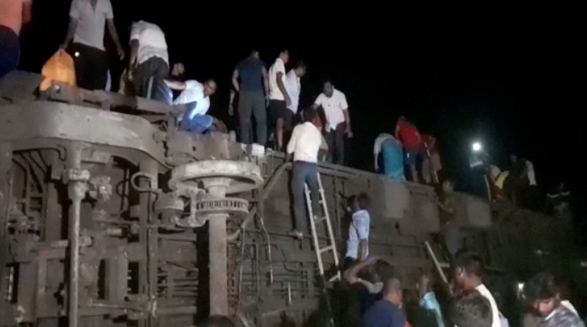 Dozens dead and hundreds injured as train derails in India