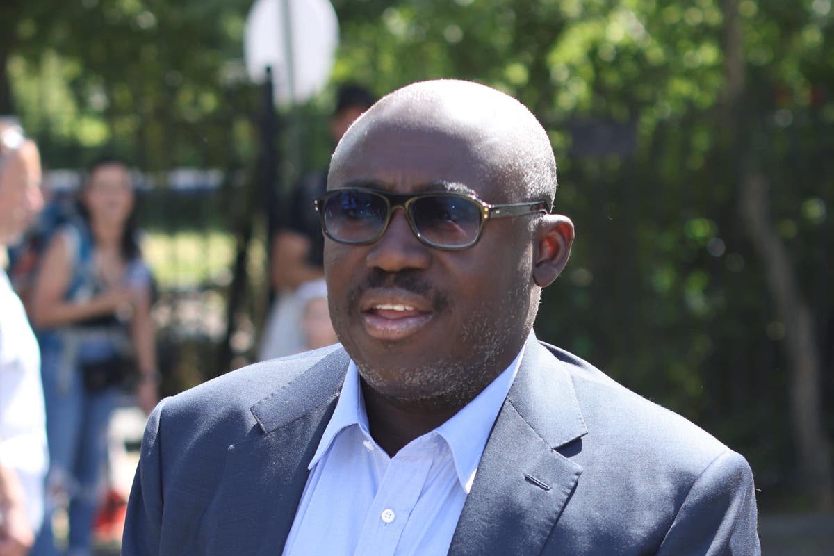 Pemimpin redaksi Vogue Inggris Edward Enninful mengundurkan diri untuk mengambil peran baru