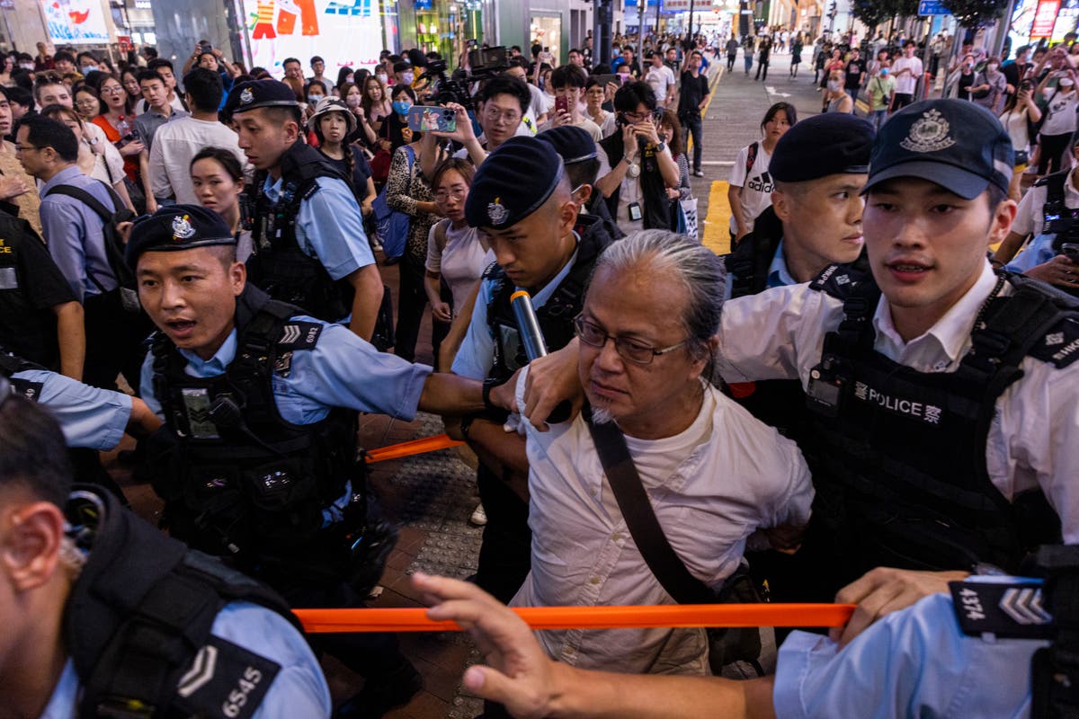 Hong Kong menahan 8 orang pada malam peringatan Lapangan Tiananmen