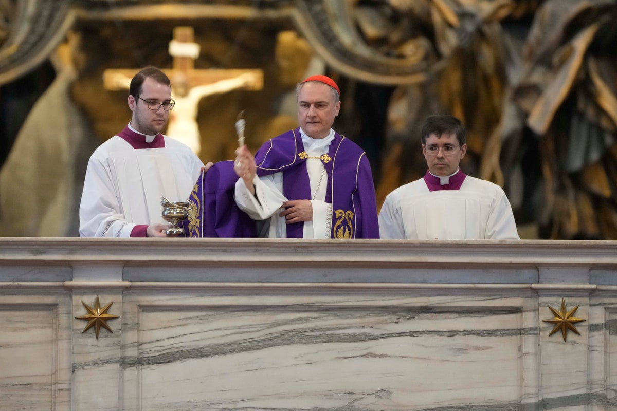 Il cardinale vaticano esegue un rituale all’altare profanato nella Basilica di San Pietro dopo una protesta nuda
