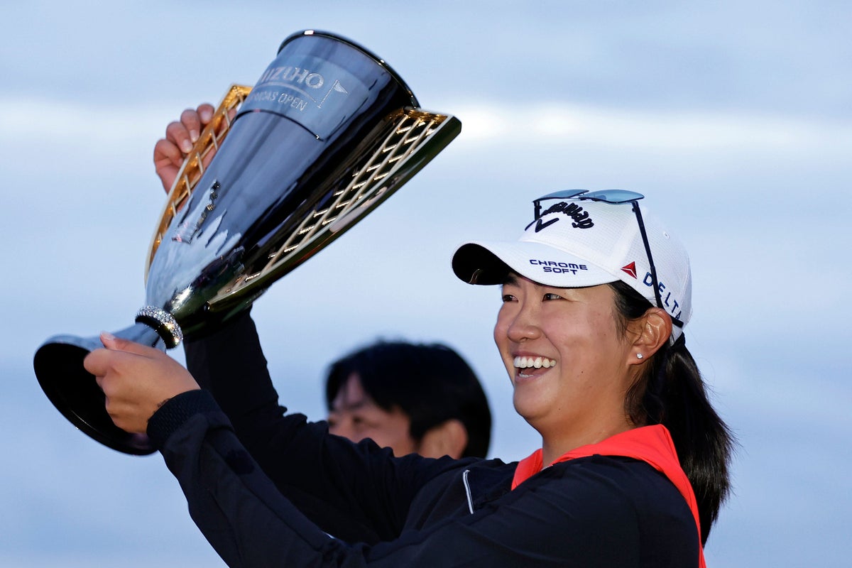 Rose Zhang claims title in play-off on professional debut