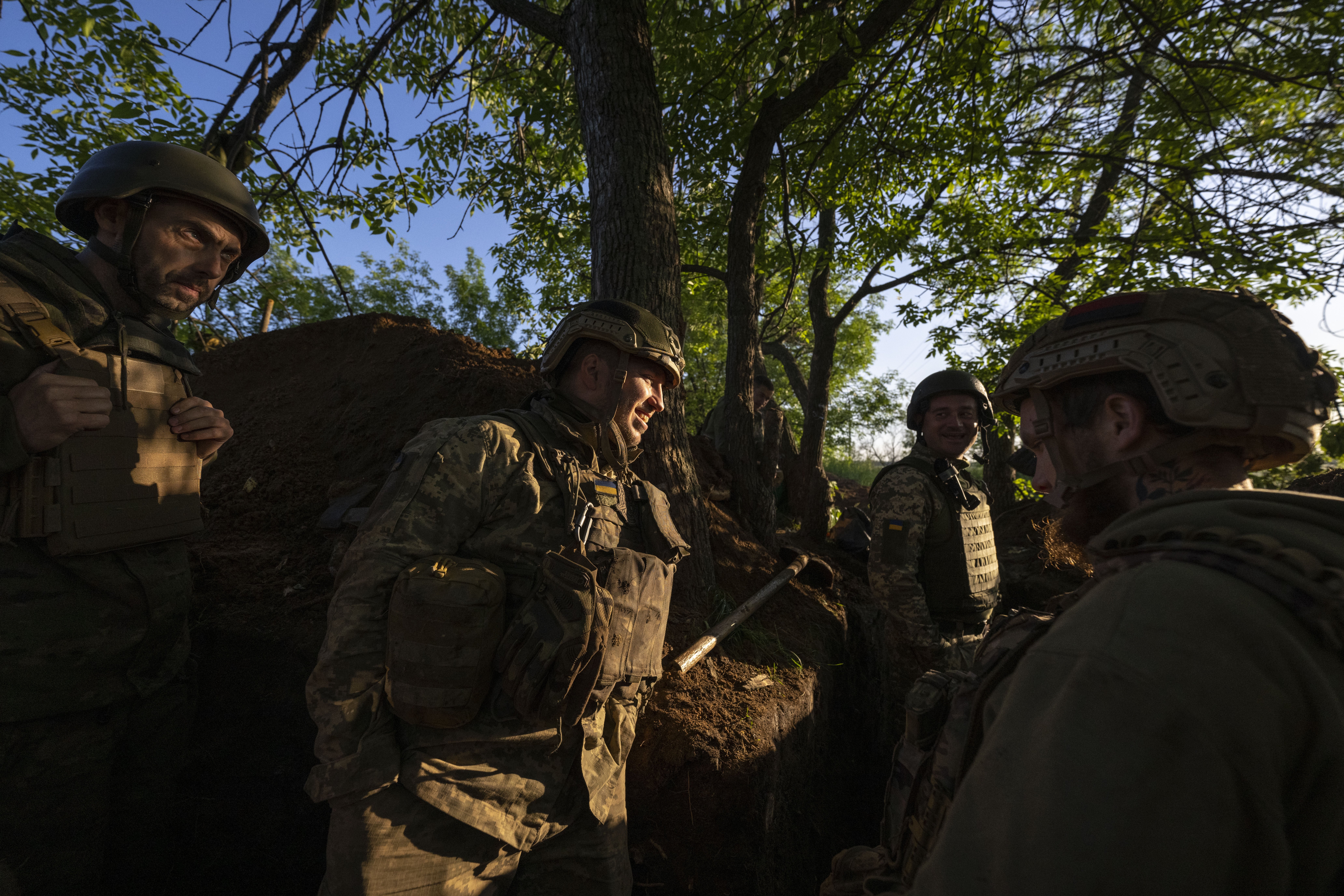 Ukrainian soldiers prepare to open fire on Russian positions in Donetsk