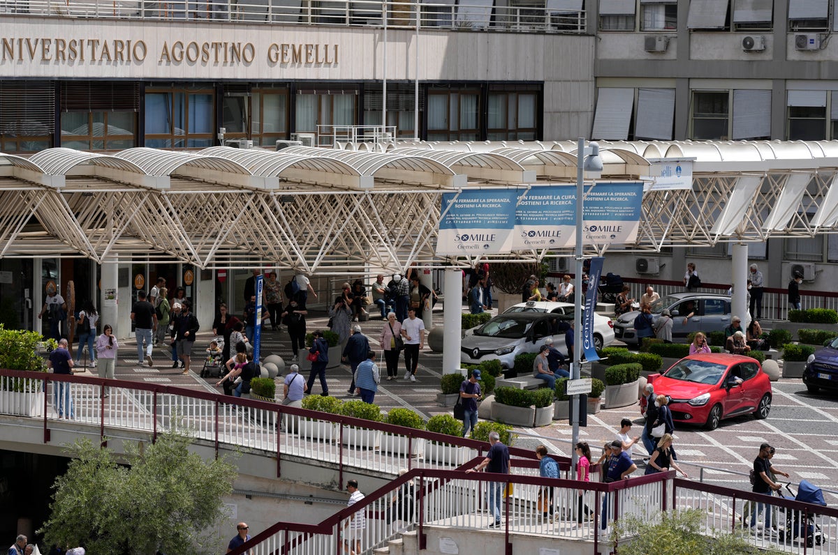 Il Papa torna in Vaticano, brevemente in ospedale per esami programmati due mesi dopo la bronchite