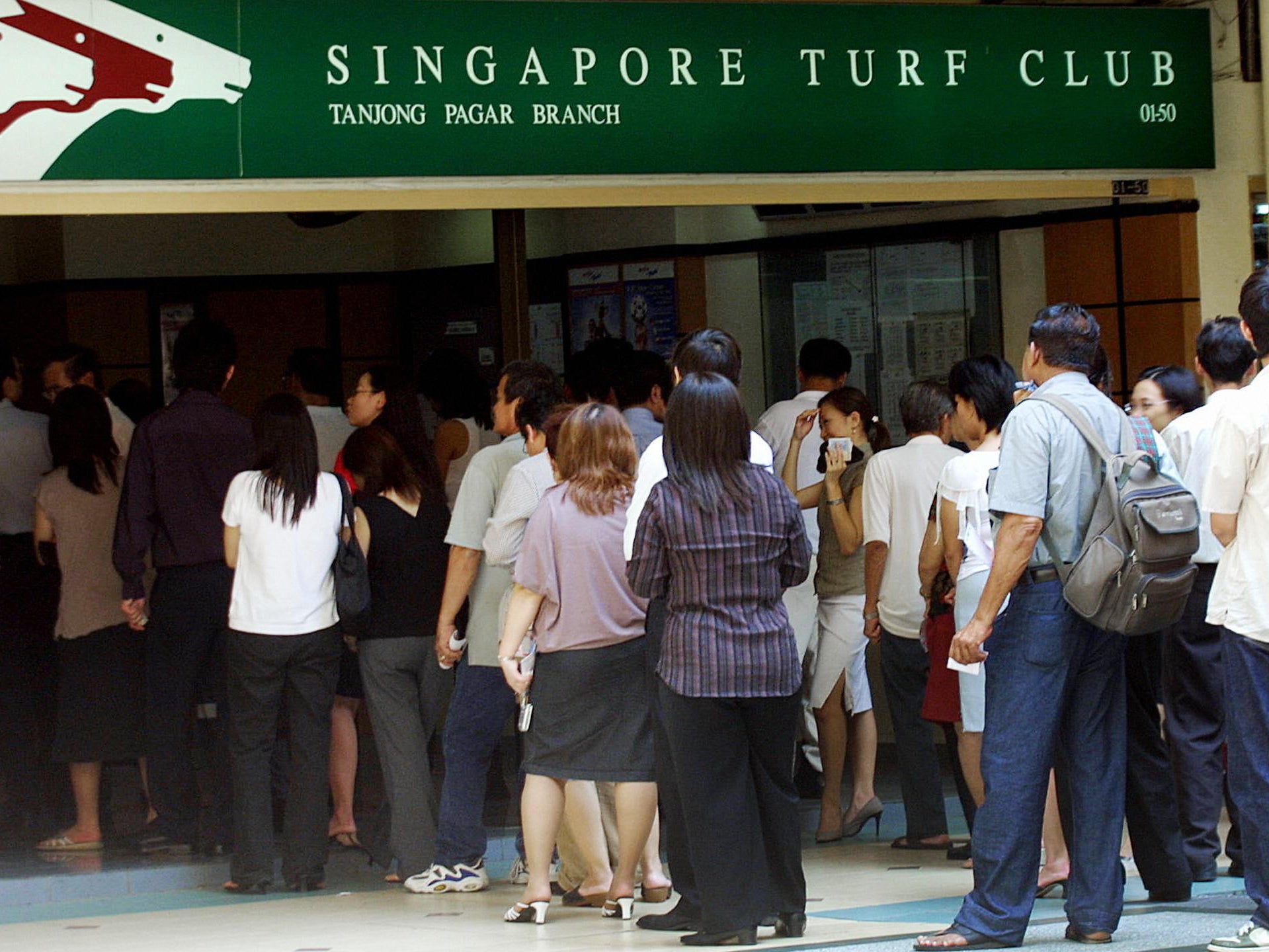 People queue up to place bet for the annual ToTo Hongbao draw at a Singapore Turf Club booth in 2004