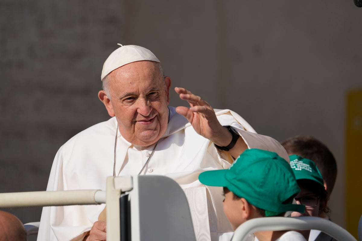 Pope appare in pubblico dopo il controllo in ospedale