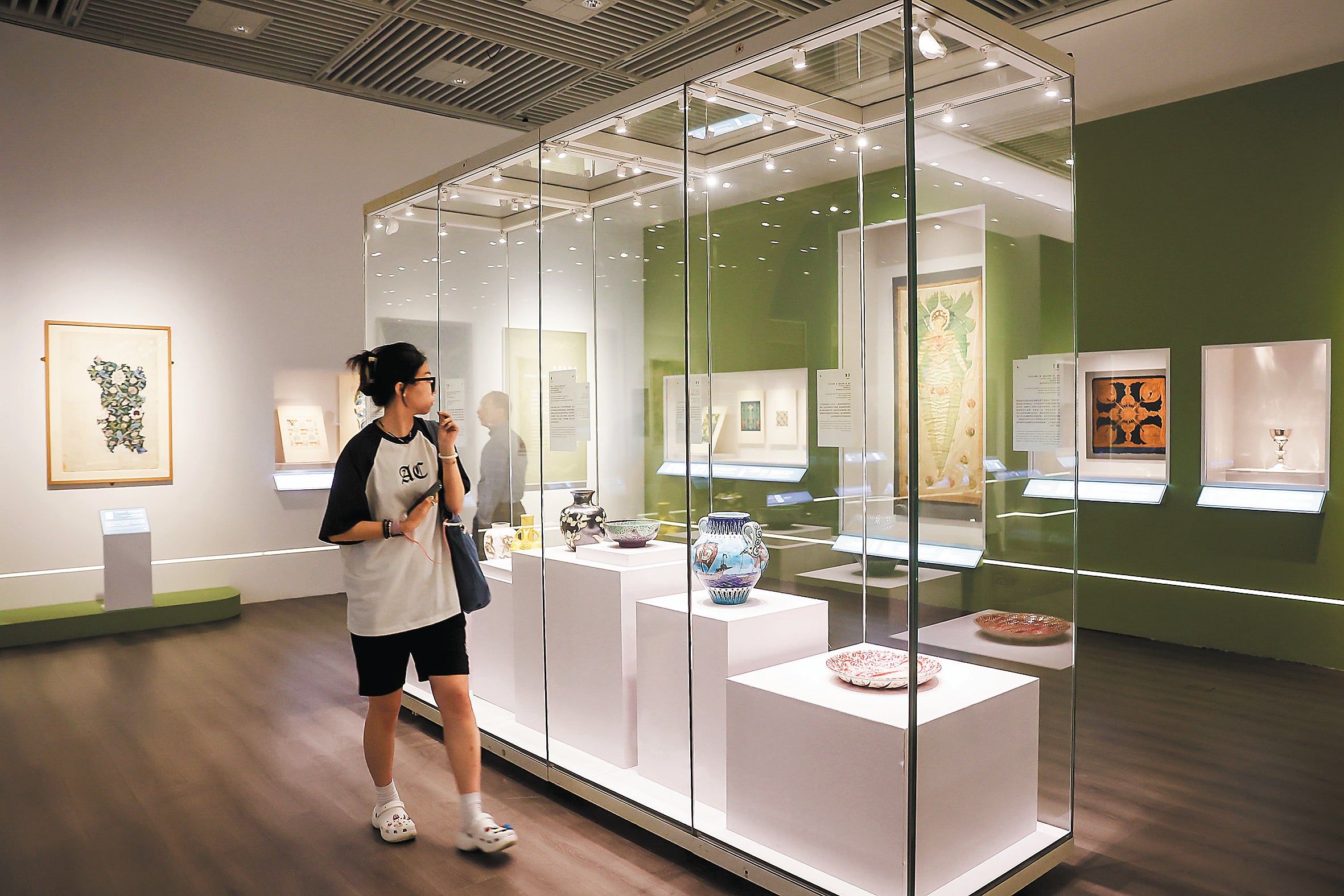 <p>A visitor at the exhibition, <em>Beyond William Morris – British Arts and Crafts 1890-1920, </em>in Nanjing Museum</p>