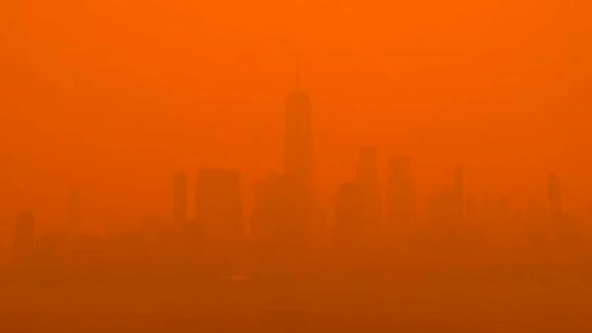Apocalyptic time-lapse shows New York disappear into orange smoke from Canada wildfires 