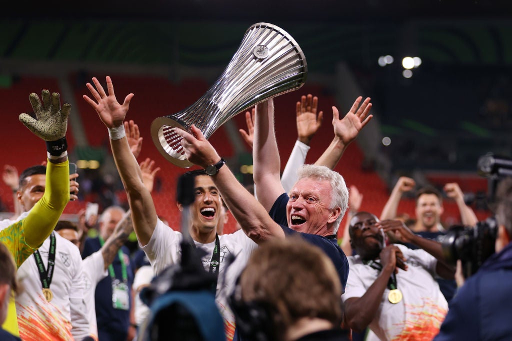 Happy Hammer: Moyes lifts the Europa Conference League trophy after his side’s last-gasp win against Fiorentina