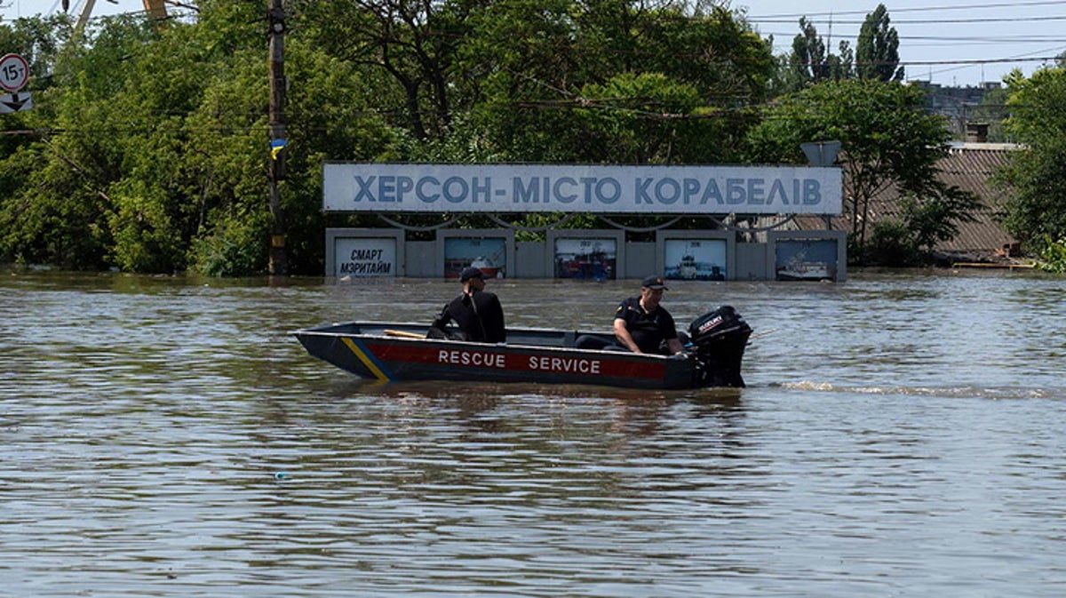 Ukrainians travel through flooded Kherson on dinghies after dam attack