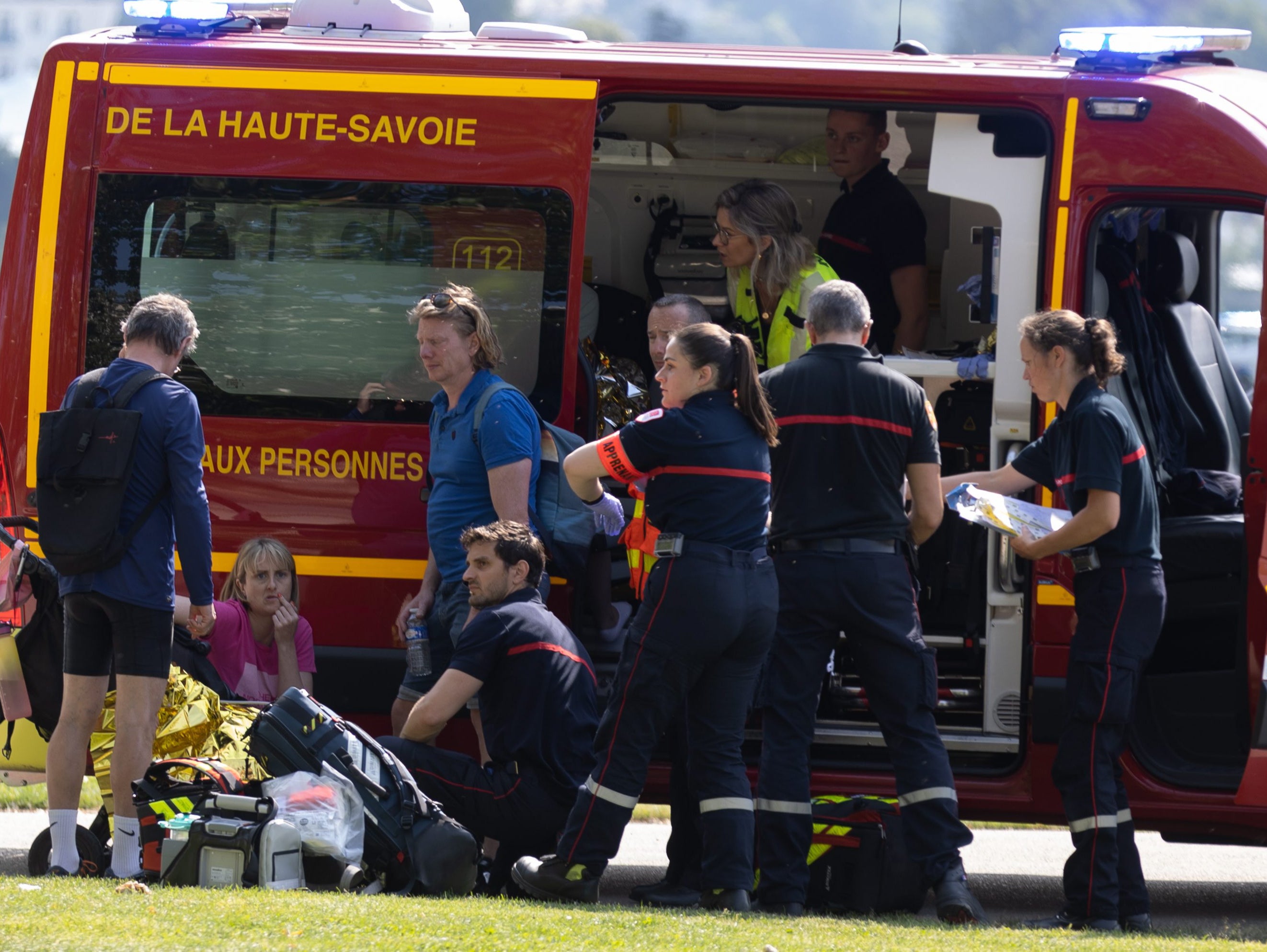 Нападение французский. Сотрудники скорой помощи. Теракт на детской площадке Франции.