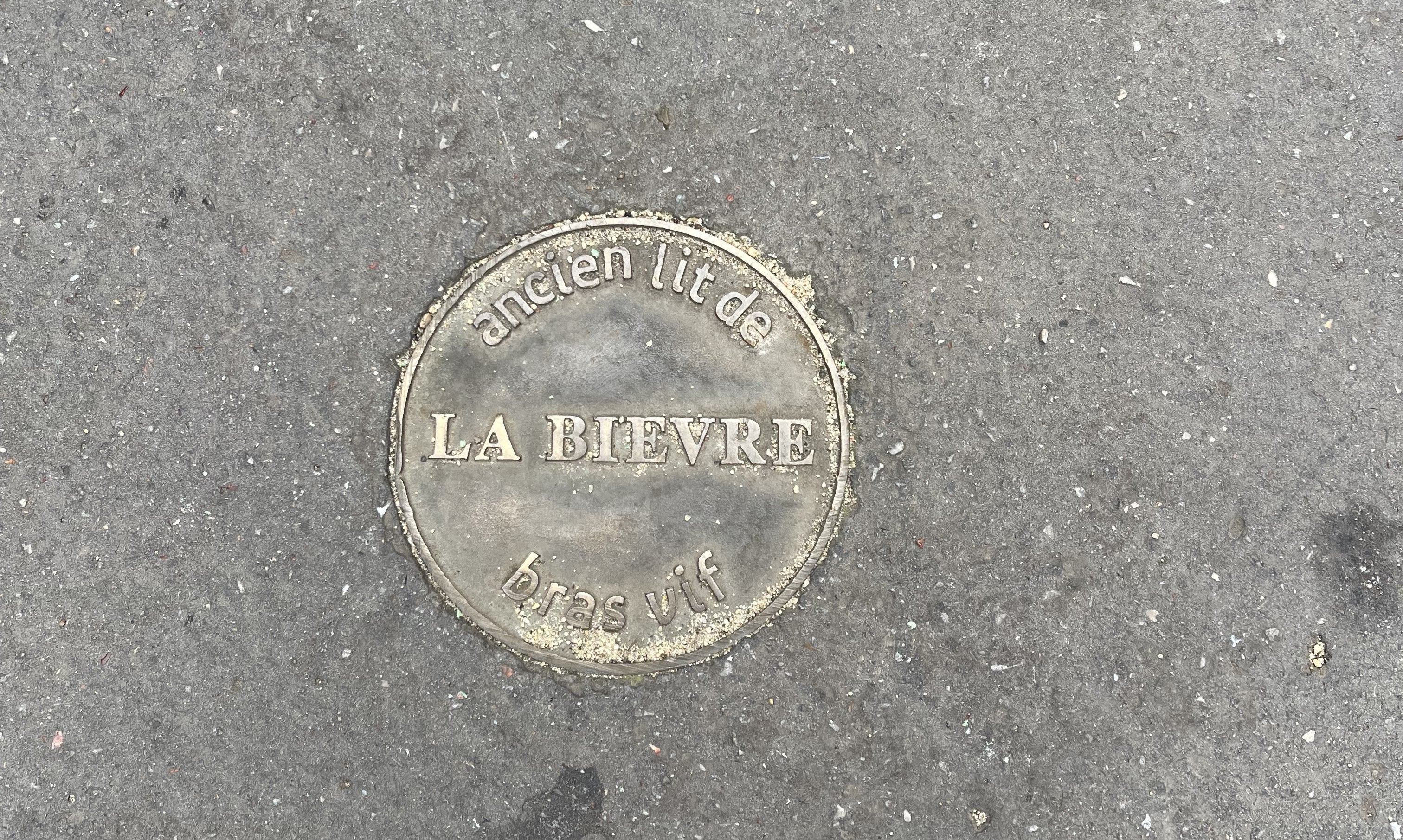 A plaque indicating the underground flow of the Bièvre