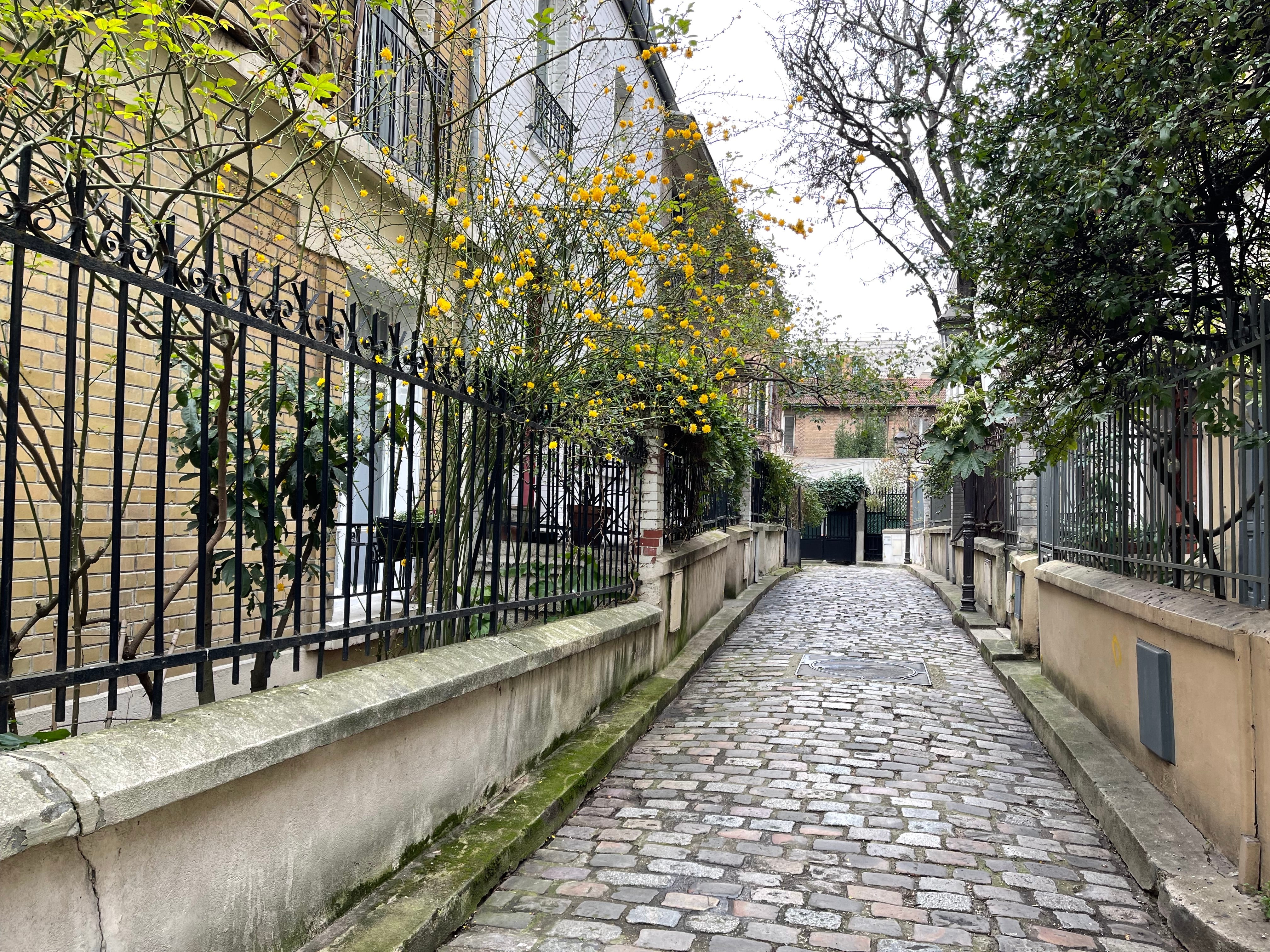 The hidden residences in Square des Peupliers
