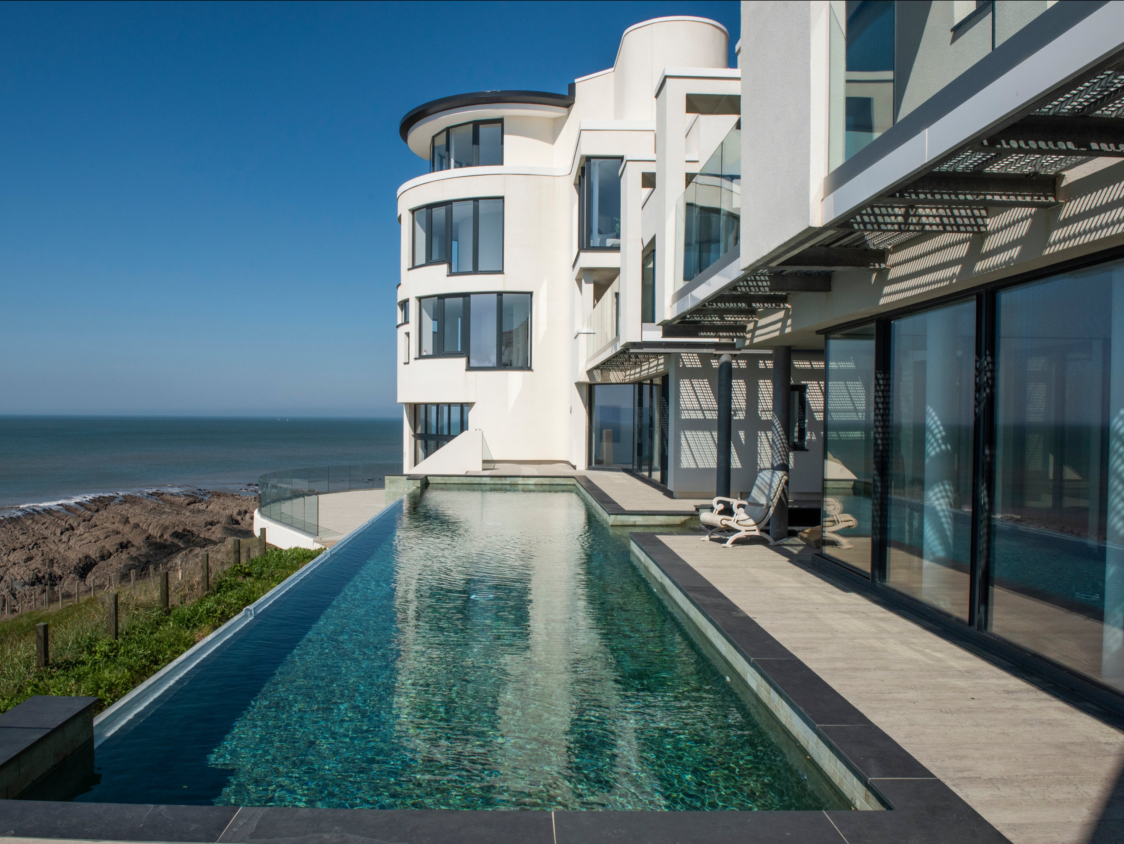 The infinity pool with views of the sea