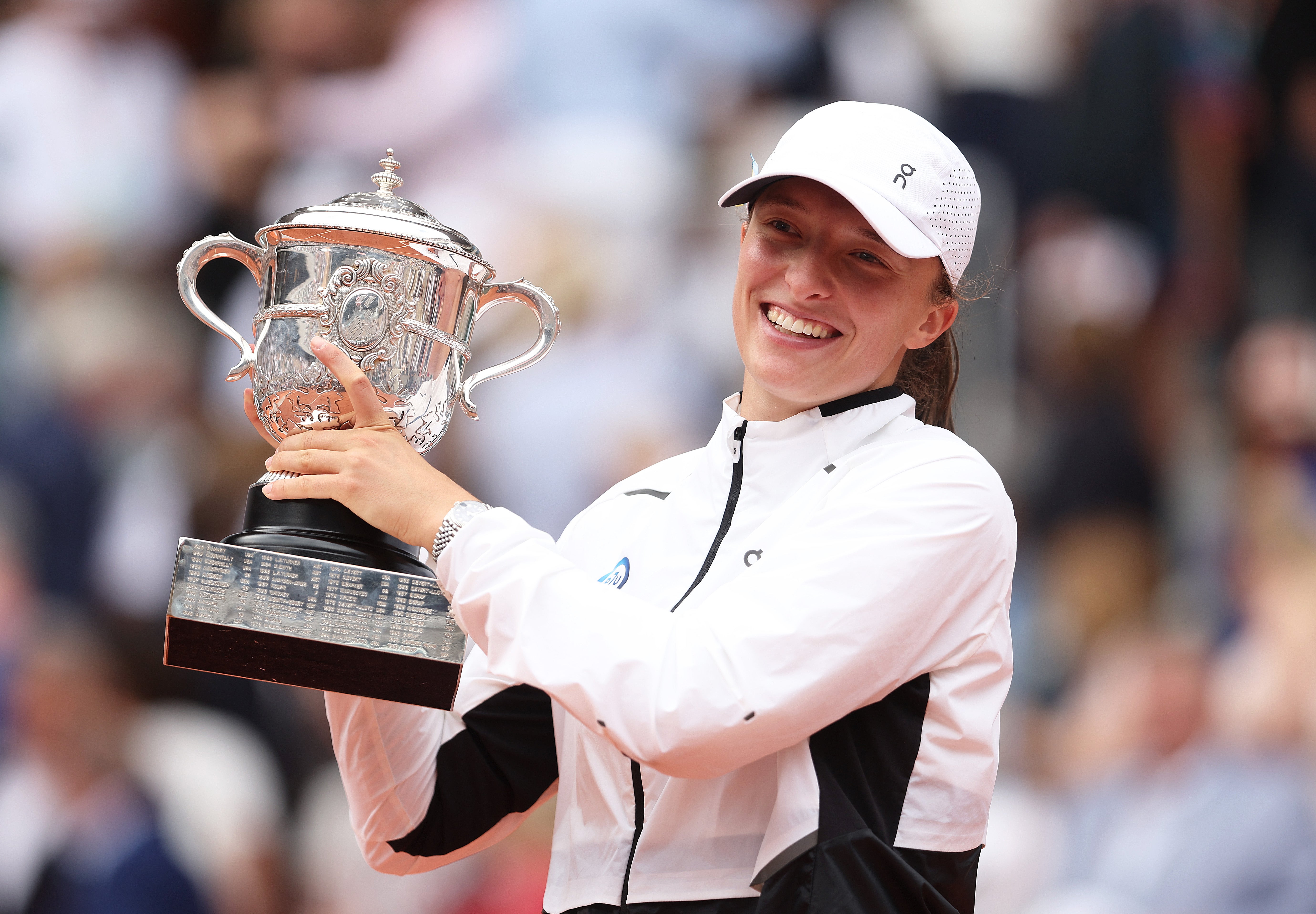 Iga Swiatek lifts her third French Open title in four years