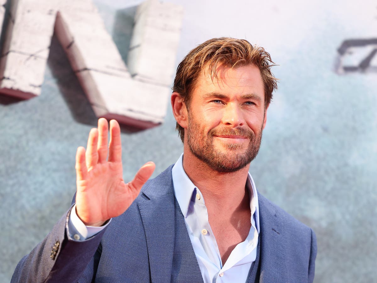 Chris Hemsworth plasmó una útil frase en español en la palma de su mano en el estreno en Madrid de Extraction
