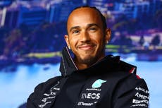 Lewis Hamilton signs new Mercedes contract