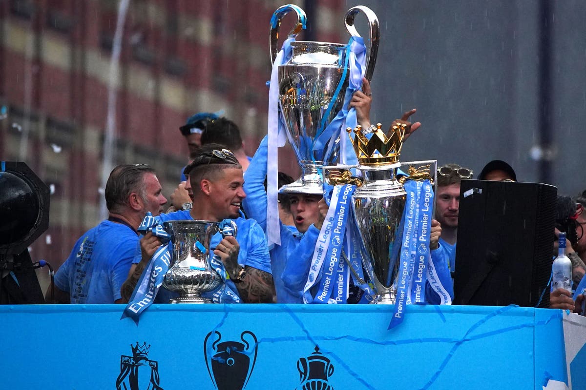 Rain and threat of lightning fail to dampen Manchester City&rsquo;s trophy parade