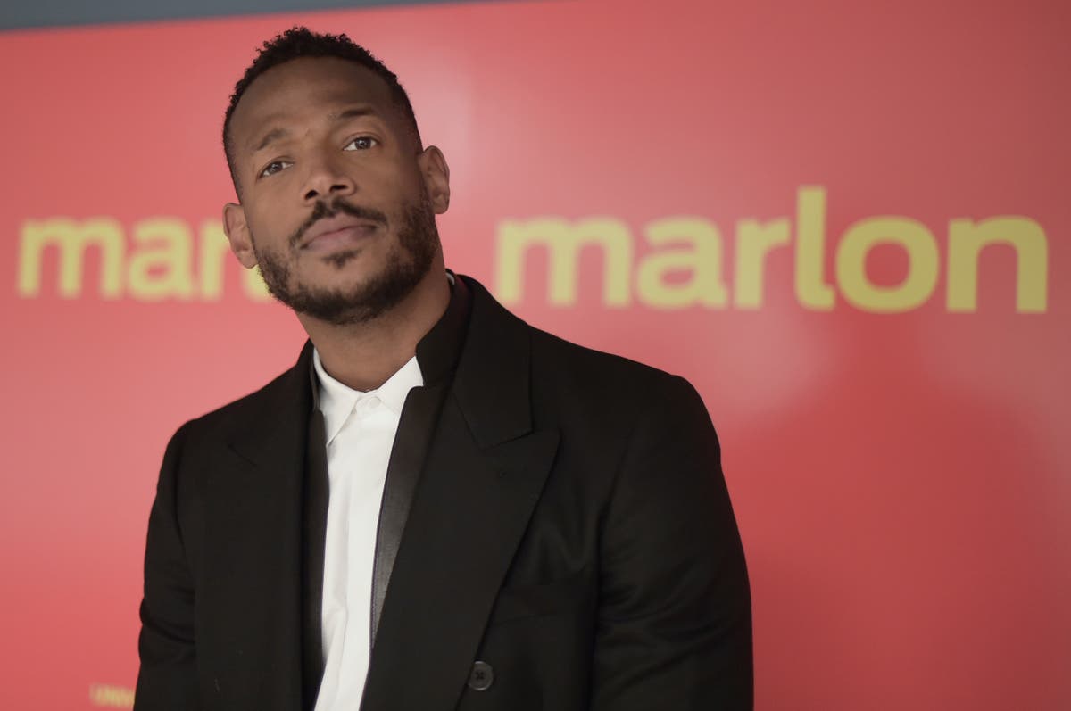 Actor Marlon Wayans removed from flight over luggage dispute