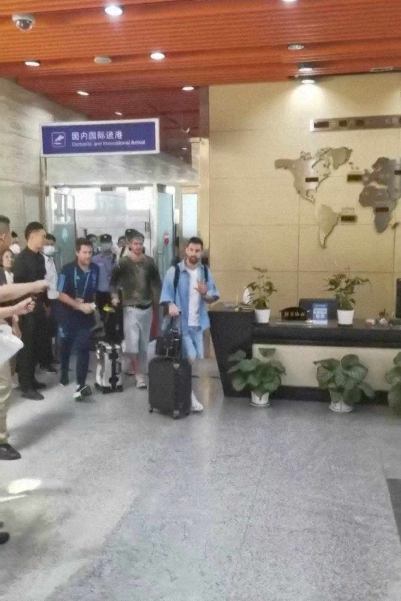 Messi arriving at Beijing airport shortly before the passport-related drama