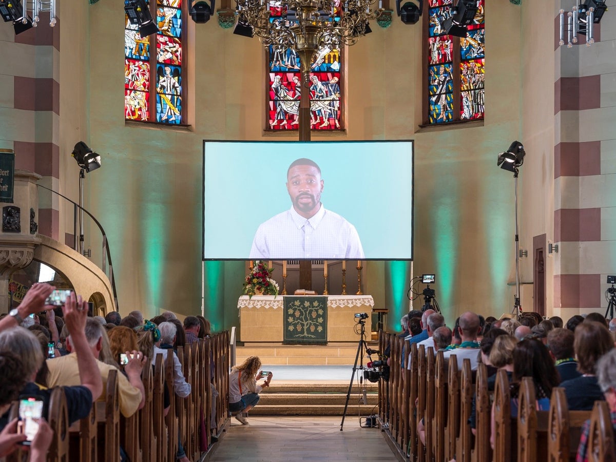 Hundreds attend ‘soulless’ AI-generated church service