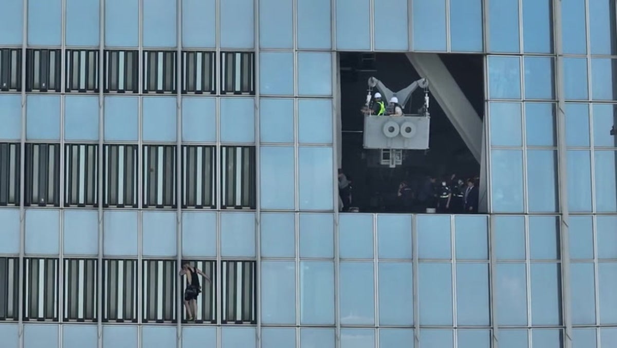 Watch: Free climber scales 72nd floor of skyscraper using bare hands