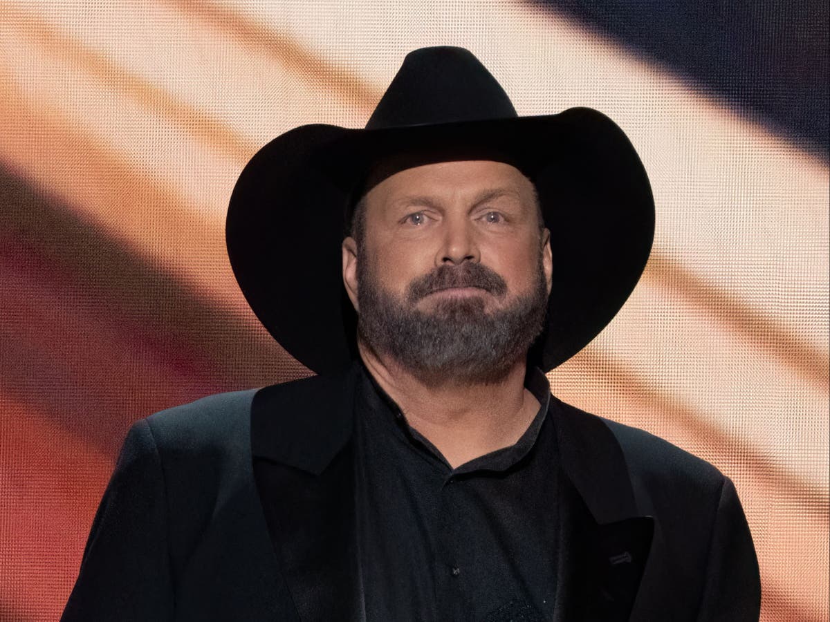 Garth Brooks responds to backlash over Bud Light being served at upcoming  Nashville bar - Good Morning America