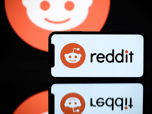 <p>Una imagen tomada el 5 de octubre de 2021 en Toulouse, Francia, muestra el logotipo de la red social Reddit en una tableta y un smartphone</p>