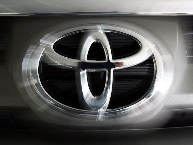 Se ve una insignia de Toyota en un 4X4 mientras brilla en una exhibición en Bangkok, 14 de agosto de 2007