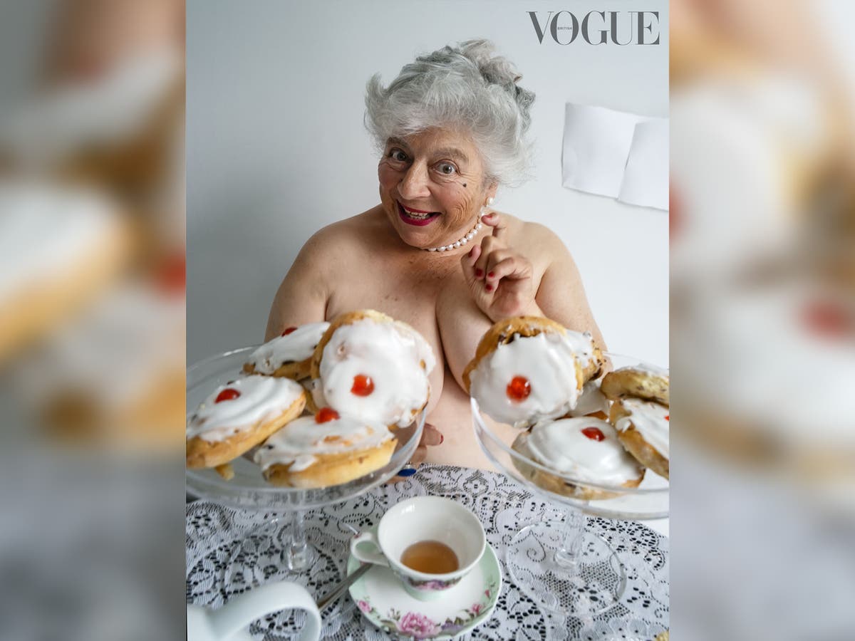 Miriam Margolyes, 82, poseert topless voor Vogue’s Pride Month-nummer