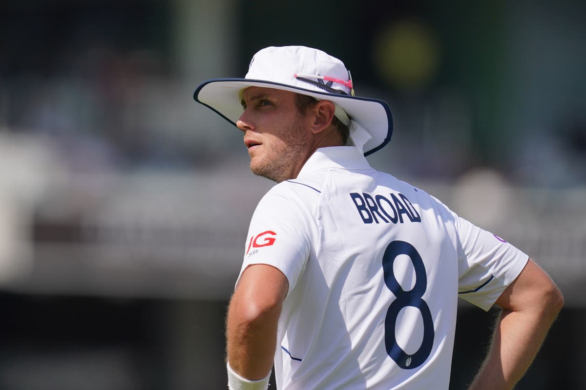 Stuart Broad preferred to Mark Wood for England&rsquo;s opening Ashes Test