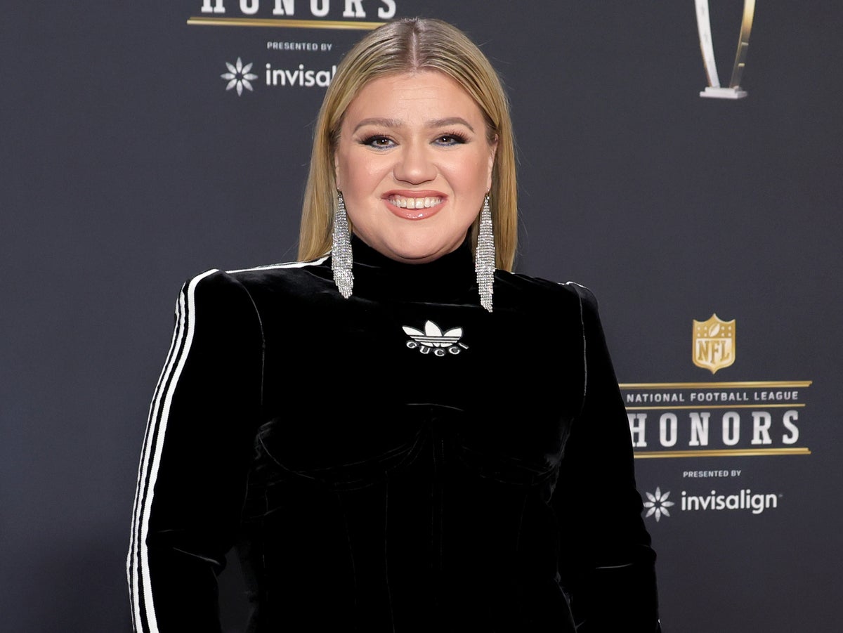 Kelly Clarkson Talks Parenting On Glennon Doyle's Podcast