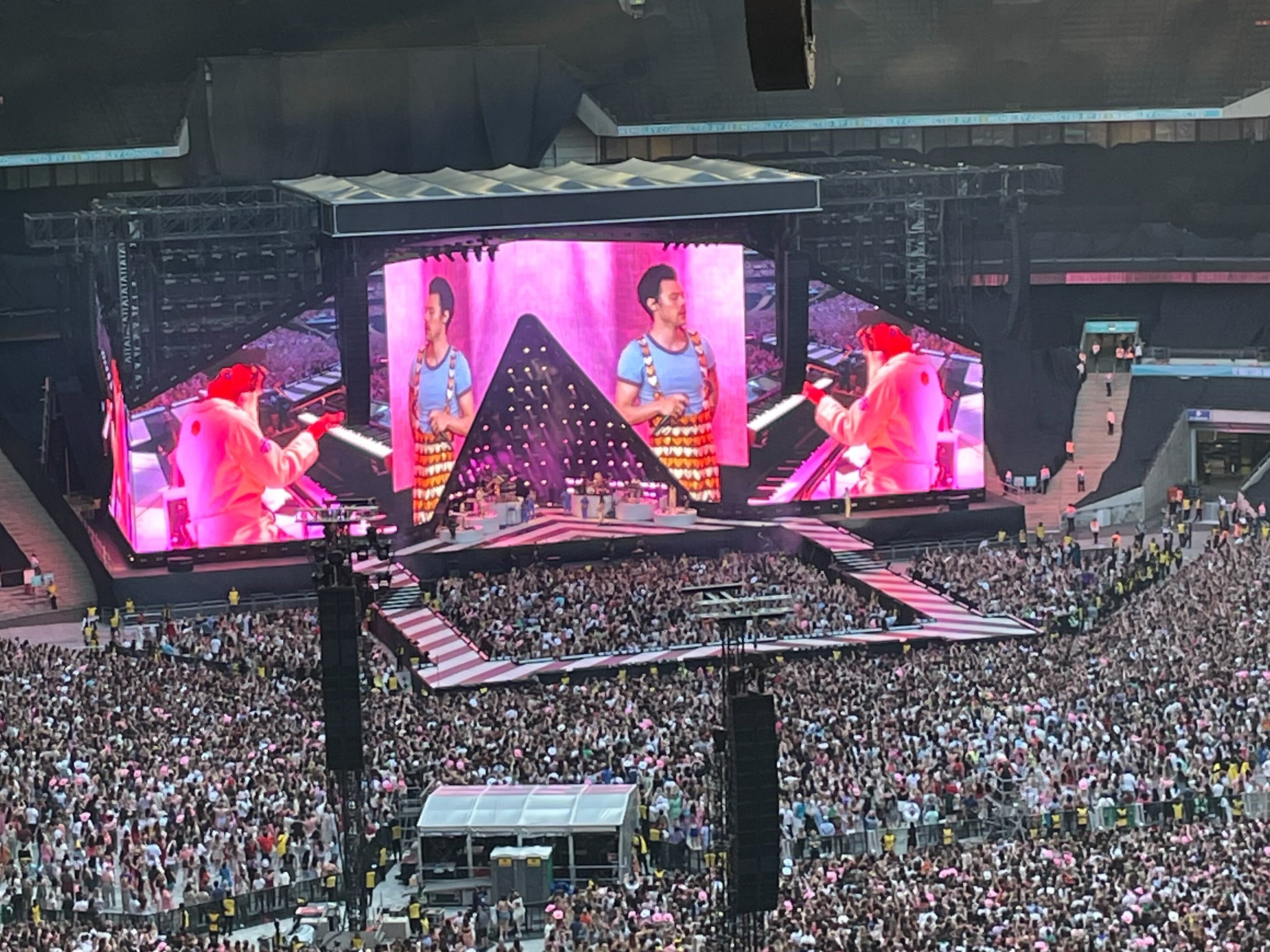 <p>You can’t get much more impressive than revealing the sex of your baby in front of an entire stadium filled with cowboy hats and feather boas, so the rest of us might as well give up now</p>