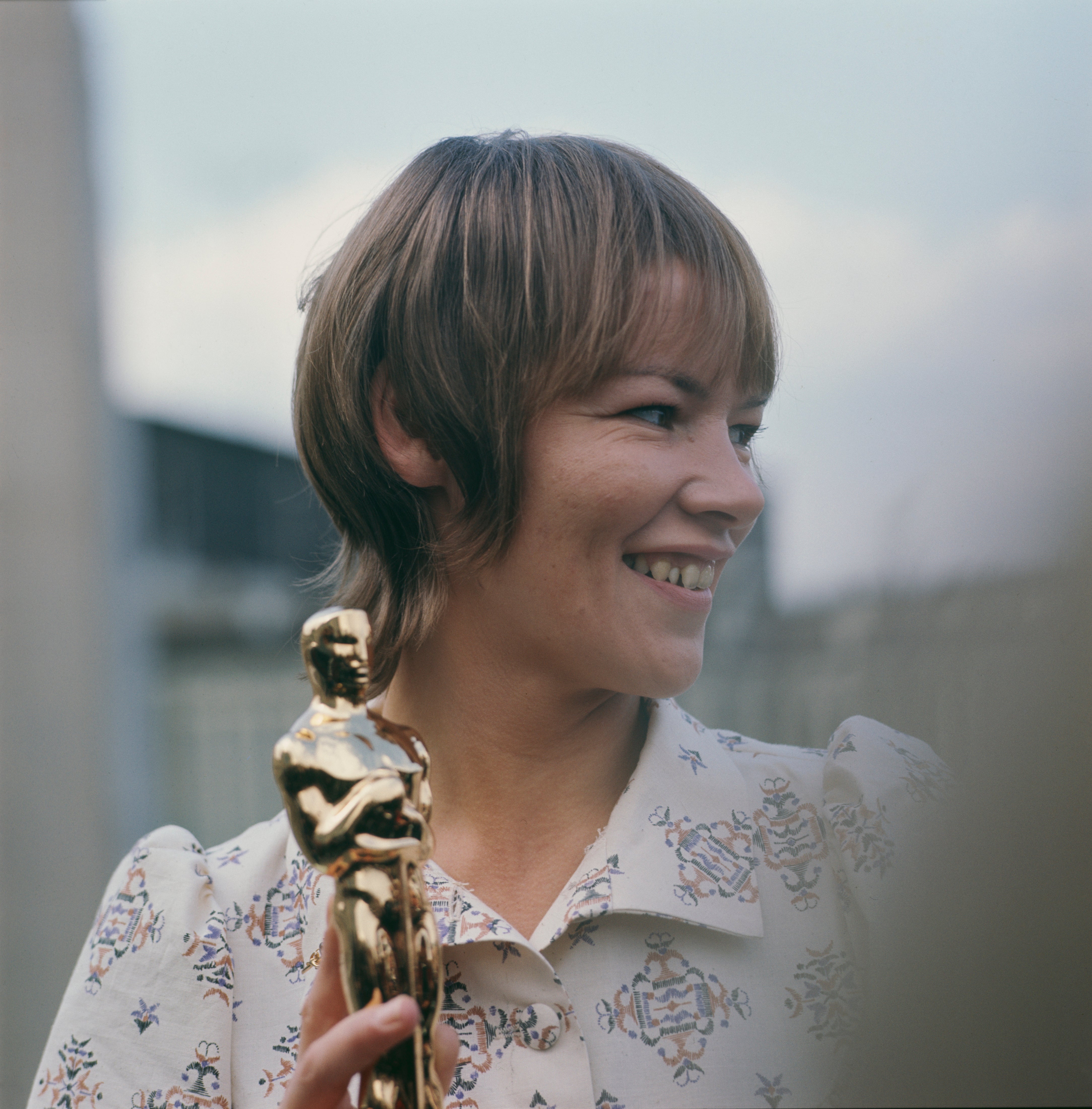 Glenda Jackson with her Academy Award for Best Actress for her role in the film ‘Women in Love’ in May 1971