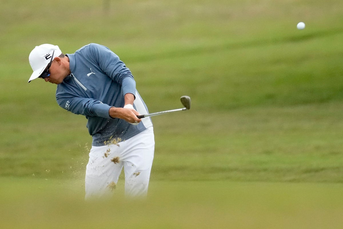 Rickie Fowler makes fast start at US Open with early move to top leaderboard