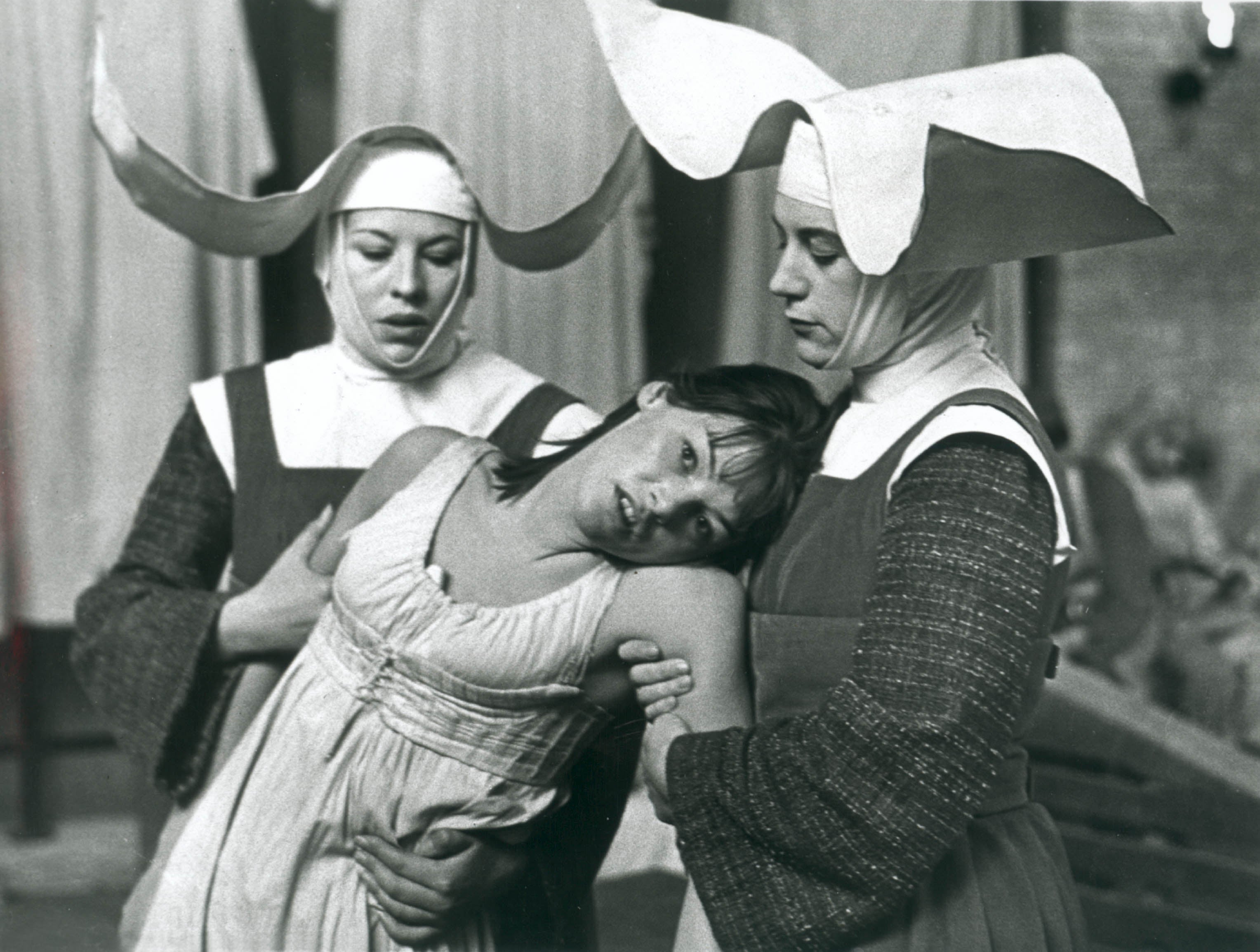 Glenda Jackson, centre, in ‘Marat/Sade’