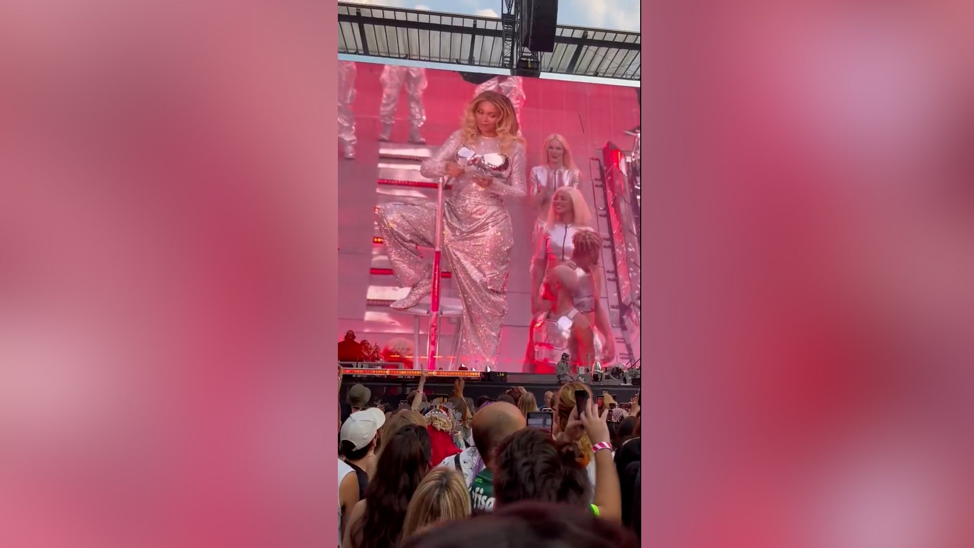 <p>Beyoncé stops Germany concert to help fan with sweet gender reveal</p>