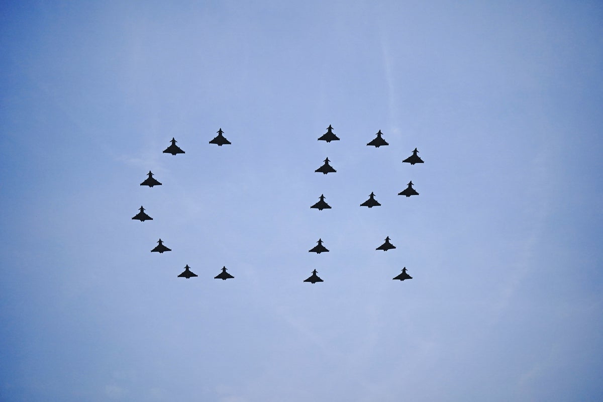 Typhoons surprising King with ‘CR’ formation at last year’s Trooping the Colour resurfaces