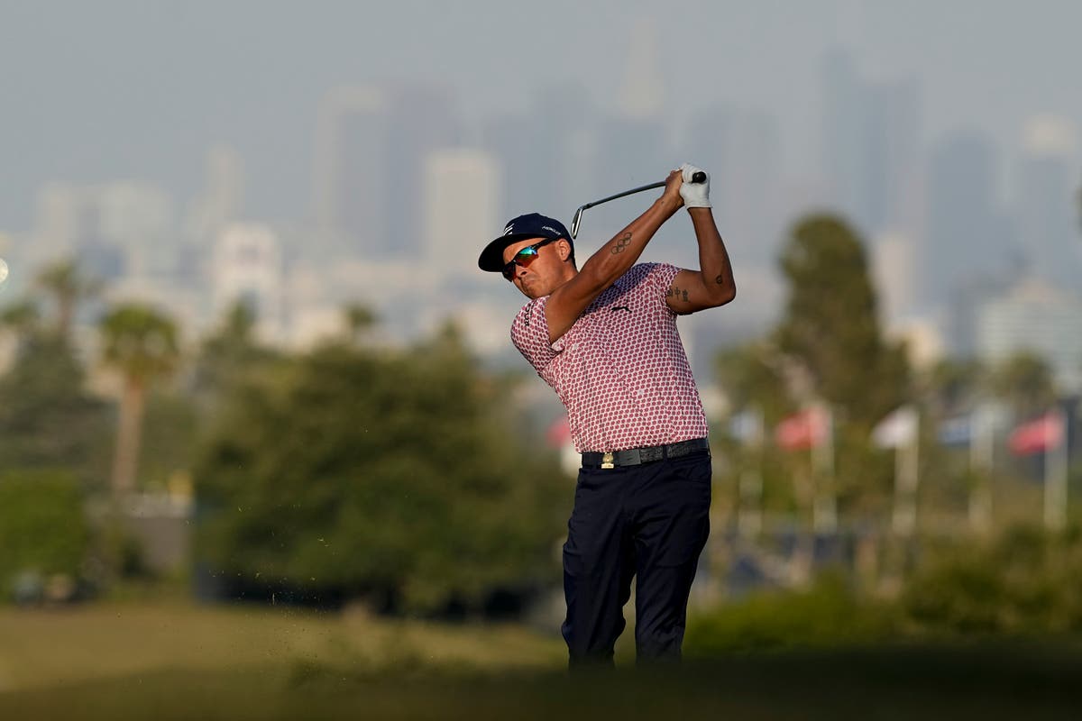 Fowler, Clark share the US Open lead with major champs chasing them Fowler, Clark share the US Open lead with major champs chasing them