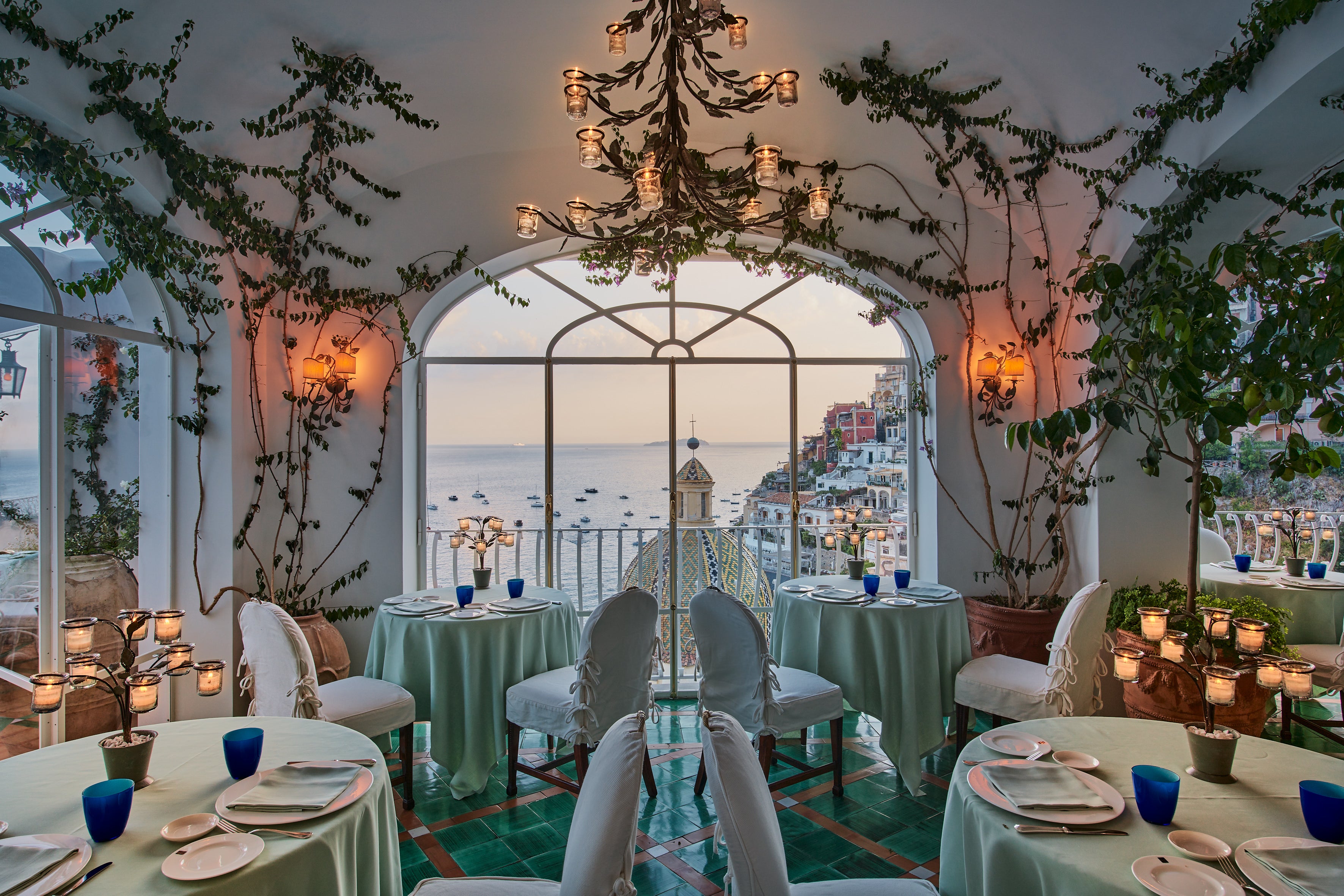 Restaurant La Sponda treats guests to an intensely romantic evening