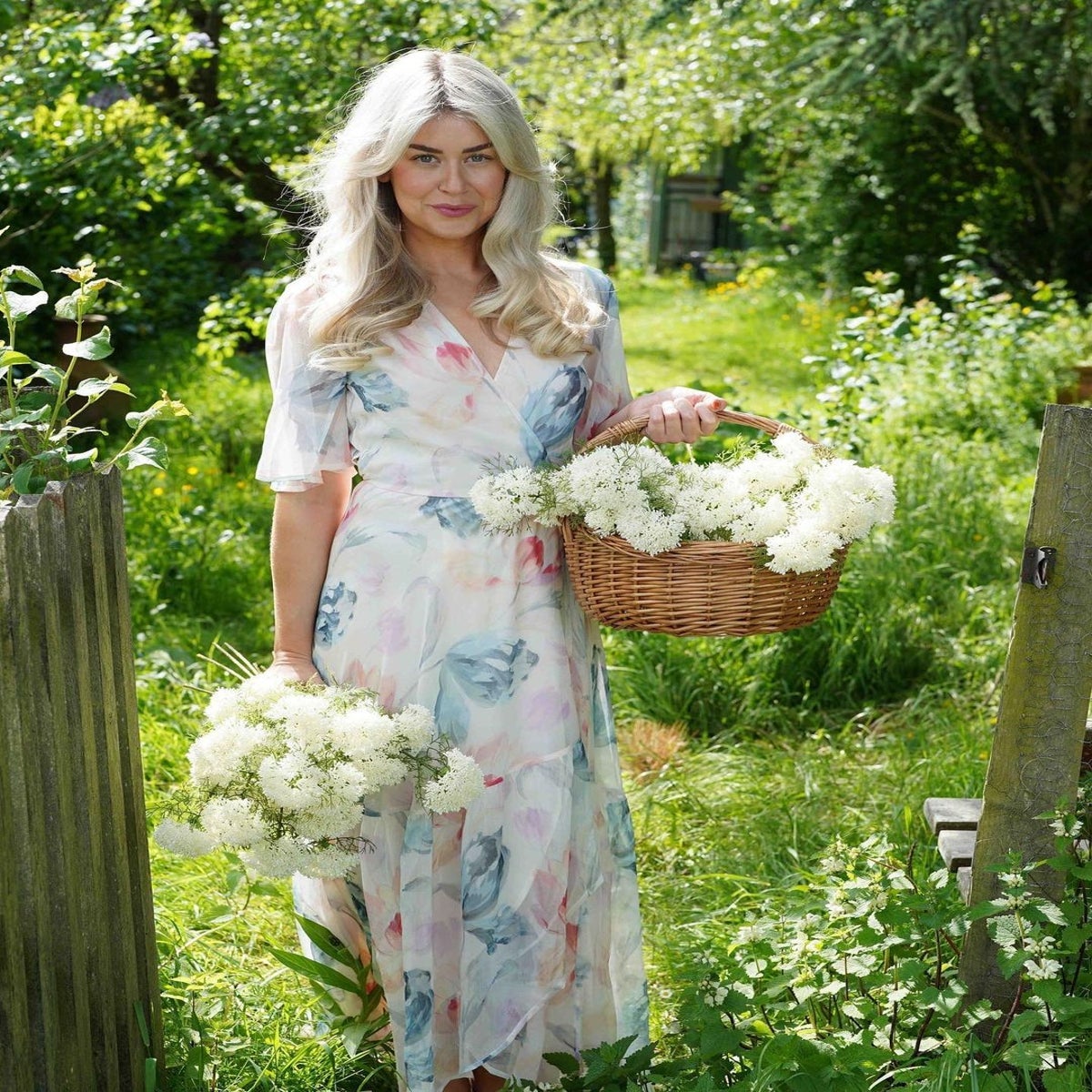 some photos of the completed daisy dress! 🌼 swipe for fancy photos my mom  took of me in the garden :) . but now it's off to the next