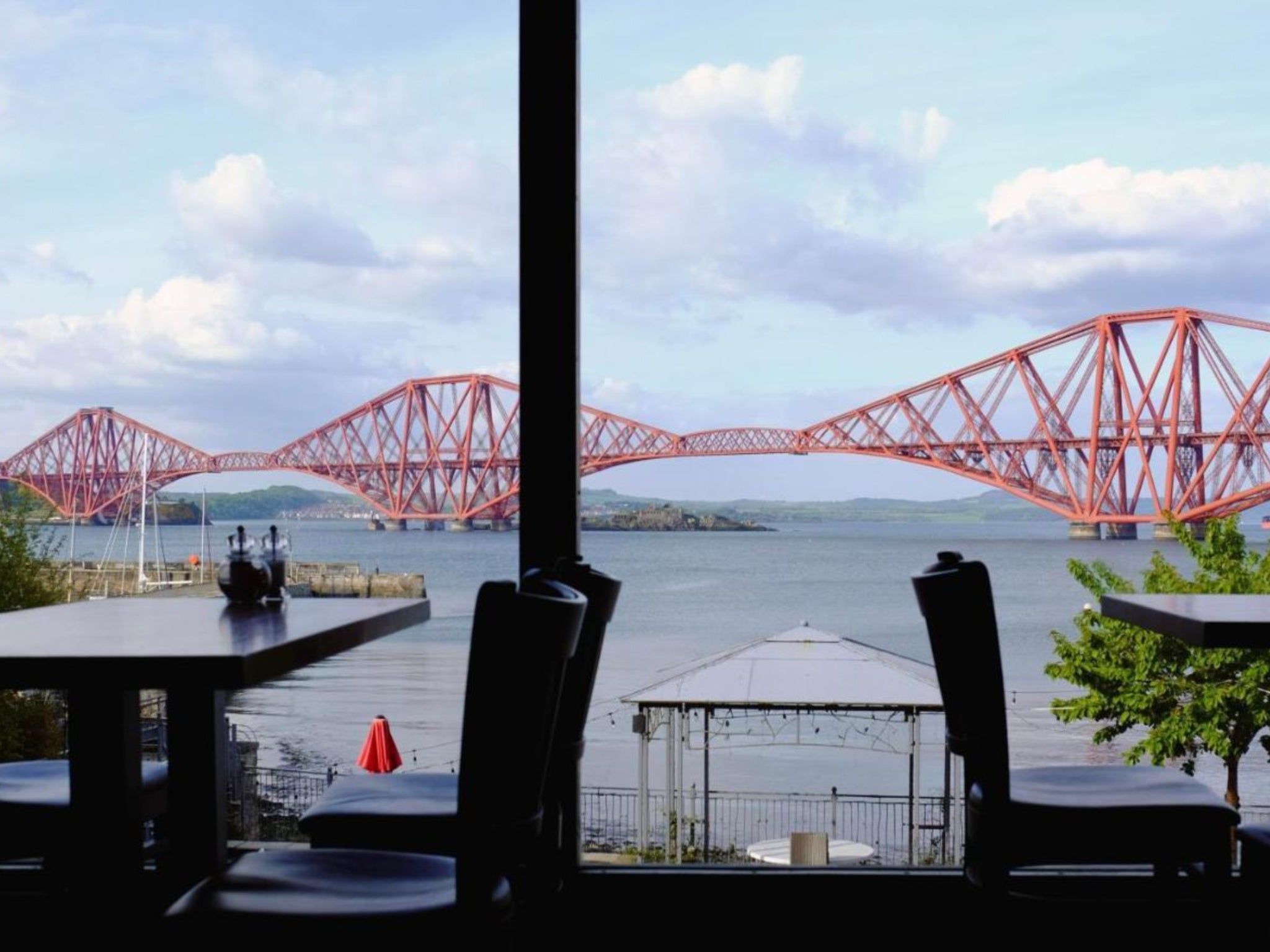 Enjoy views of the famous Forth Bridge from this cosy hotel