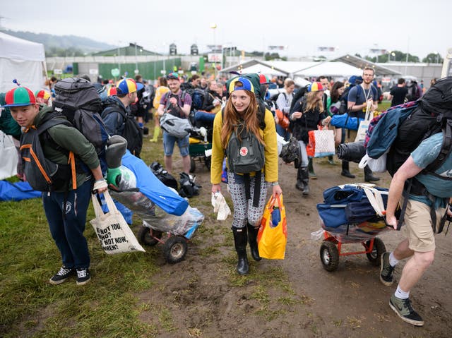 <p>Festivalgoers arrive at Glastonbury’s site in 2019</p>