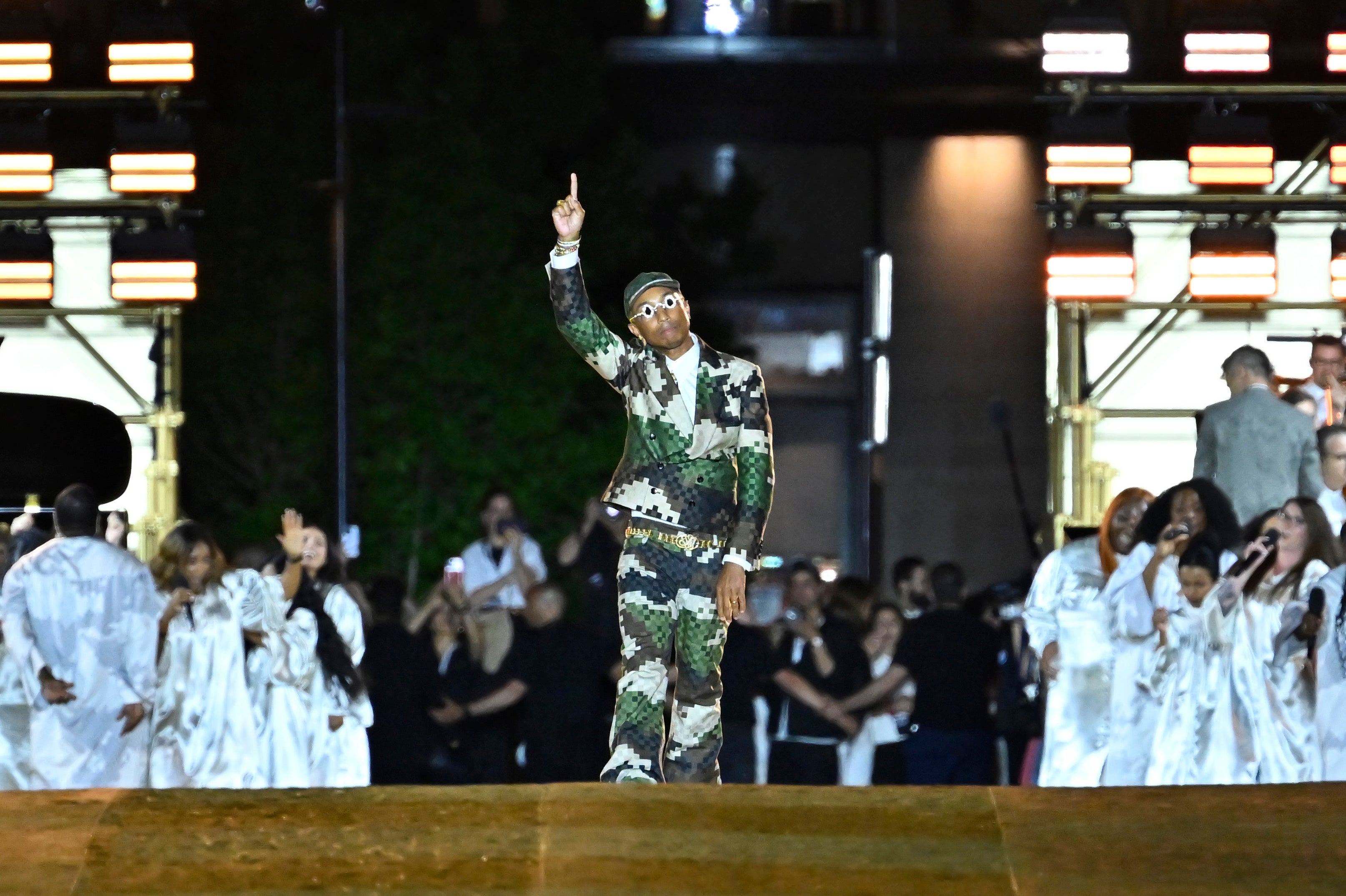 Pharrell makes Louis Vuitton debut on Paris' Pont Neuf - EFE Noticias