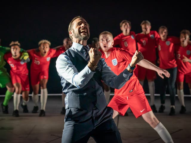 <p>Joseph Fiennes (Gareth Southgate) and ‘Dear England’ cast at the National Theatre</p>